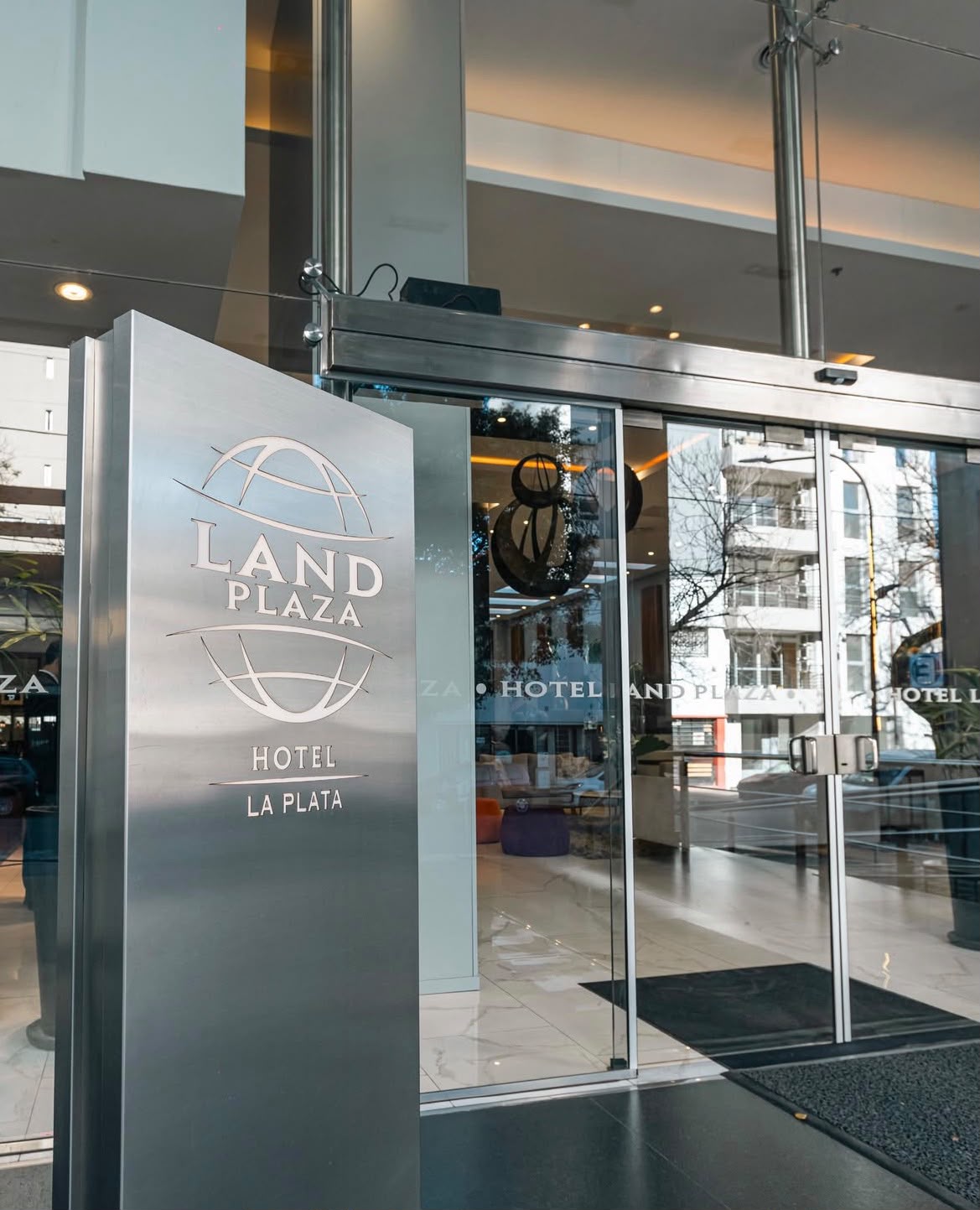 Entrada del Hotel Land Plaza La Plata, sede de NEXA La Plata